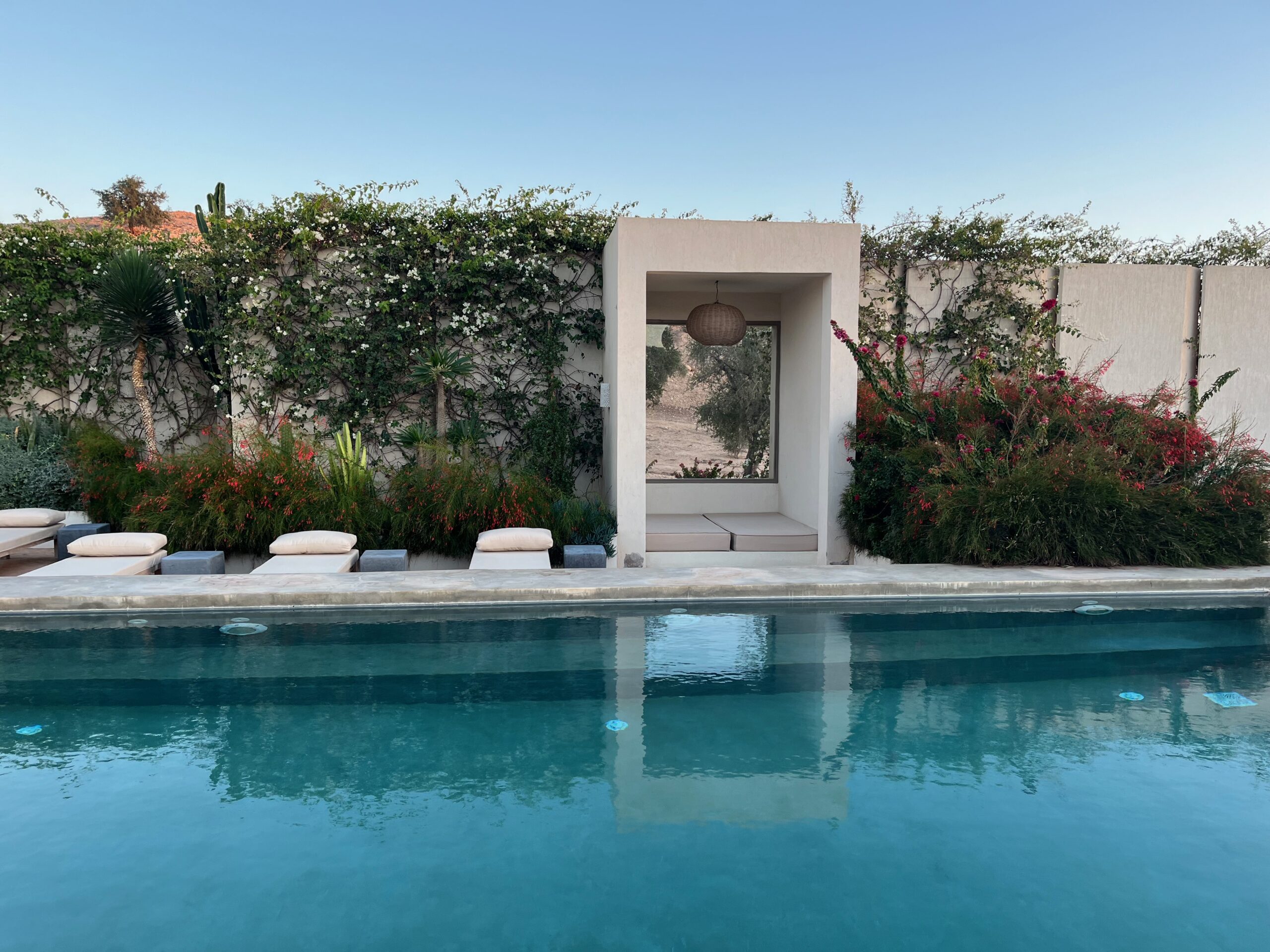 Repos au bord de la piscine chauffée